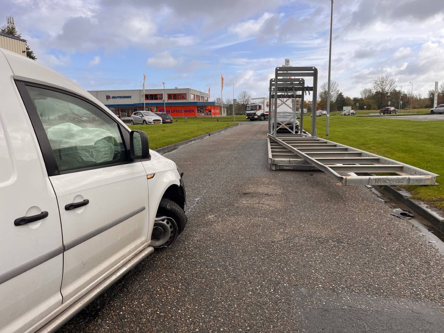 Auto zwaar beschadigd na botsing op metalen object