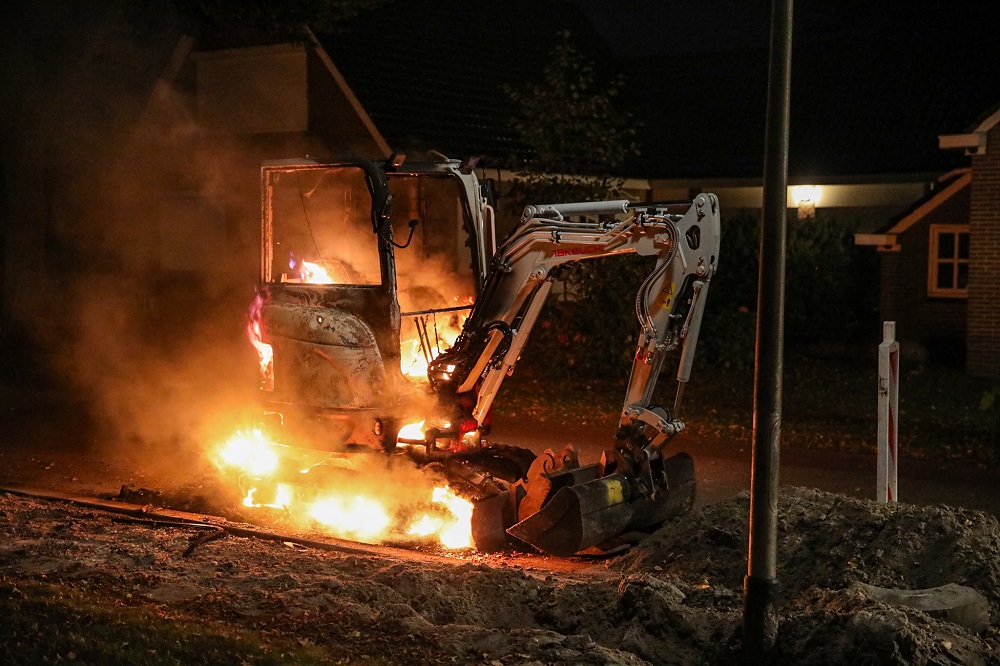 Mini-kraan uitgebrand, politie onderzoekt brandstichting