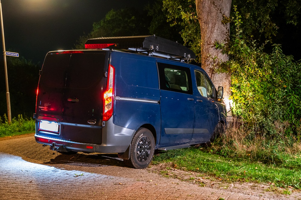 Bestelbus botst tegen boom, bestuurder met schrik vrij