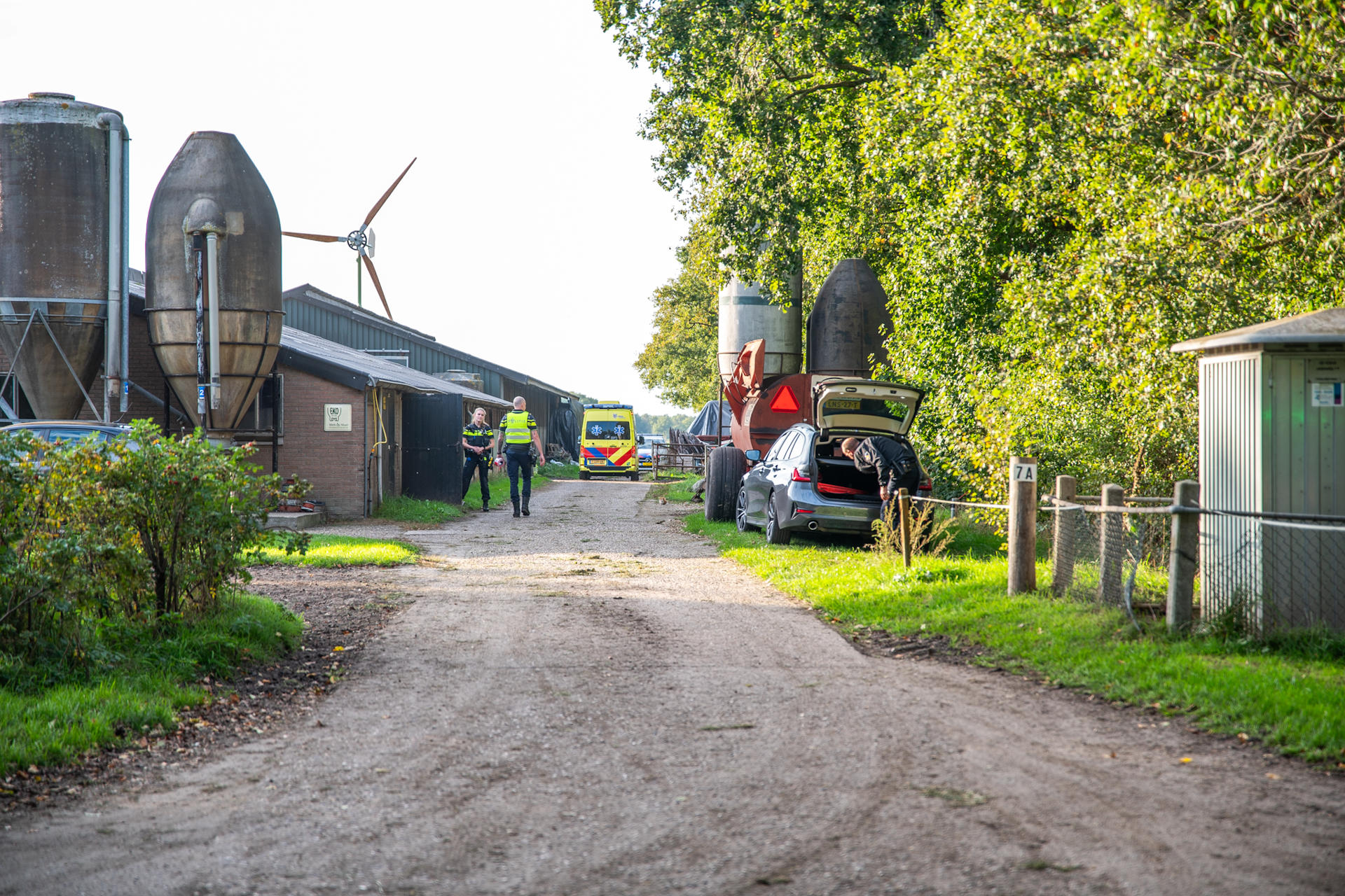 Tractorongeval op boerderij, persoon bekneld onder betonblok