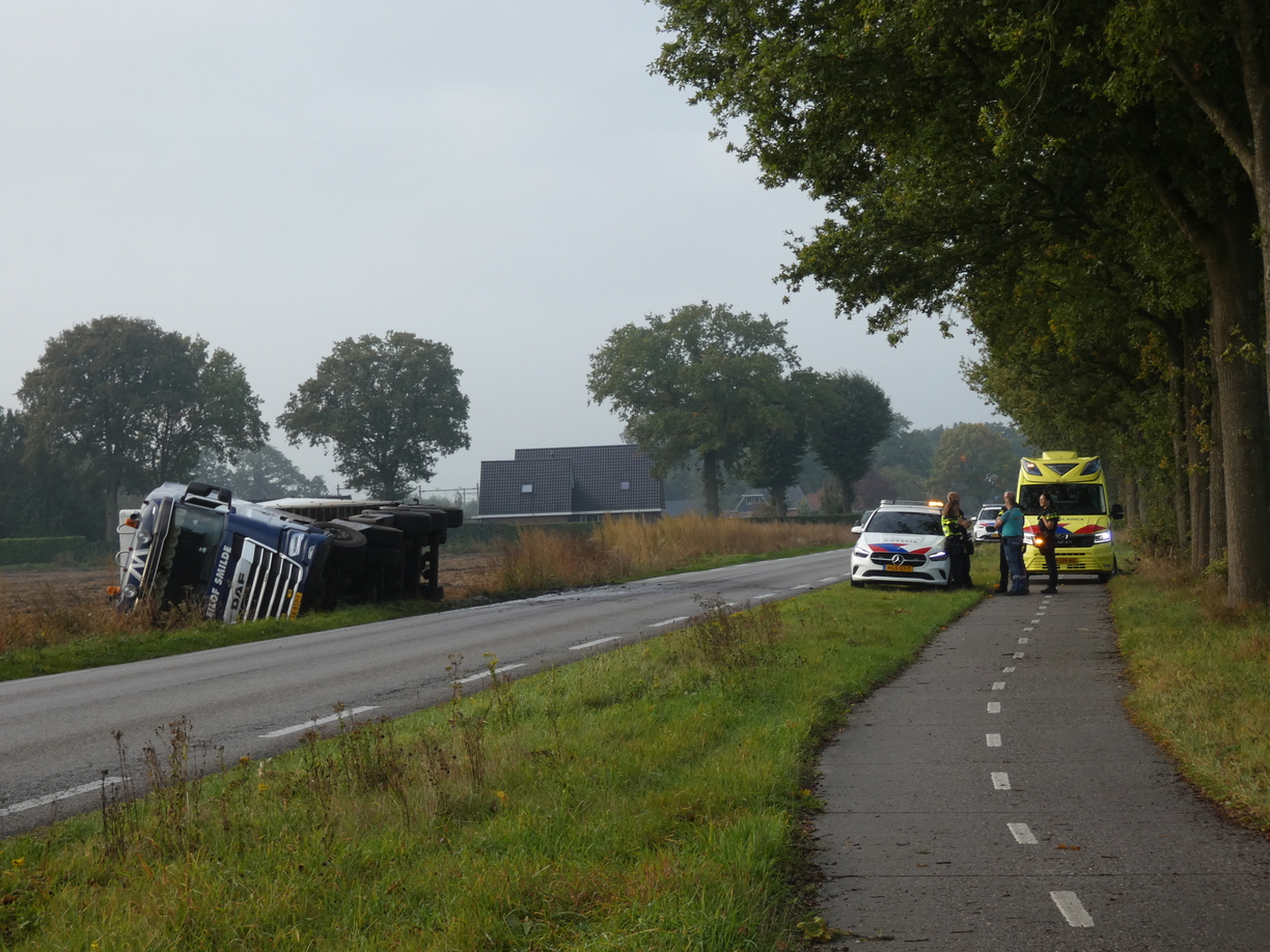 Vrachtwagen met bieten belandt op zijkant