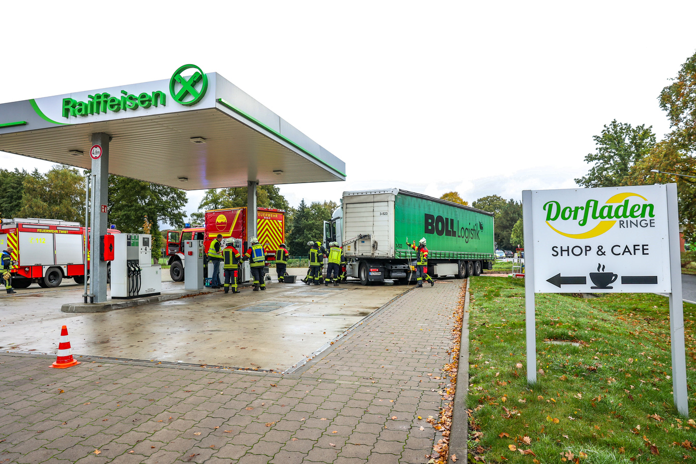 Vrachtwagen en auto botsen in Ringe Duitsland vlak over grens