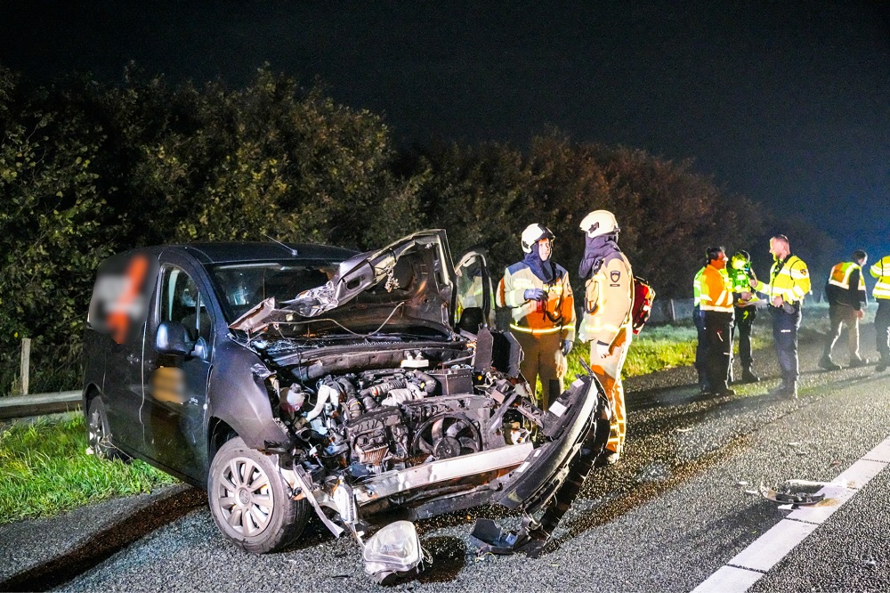 Bestuurder bekneld na botsing achterop vrachtwagen