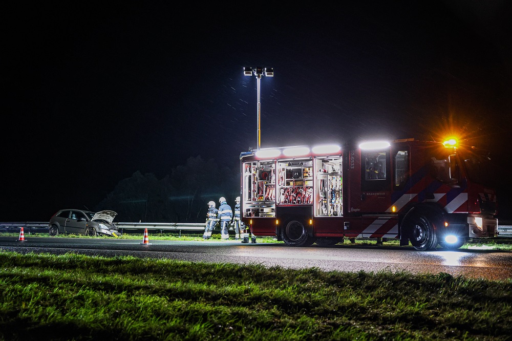 Auto raakt van de weg en botst tegen vangrail op A6