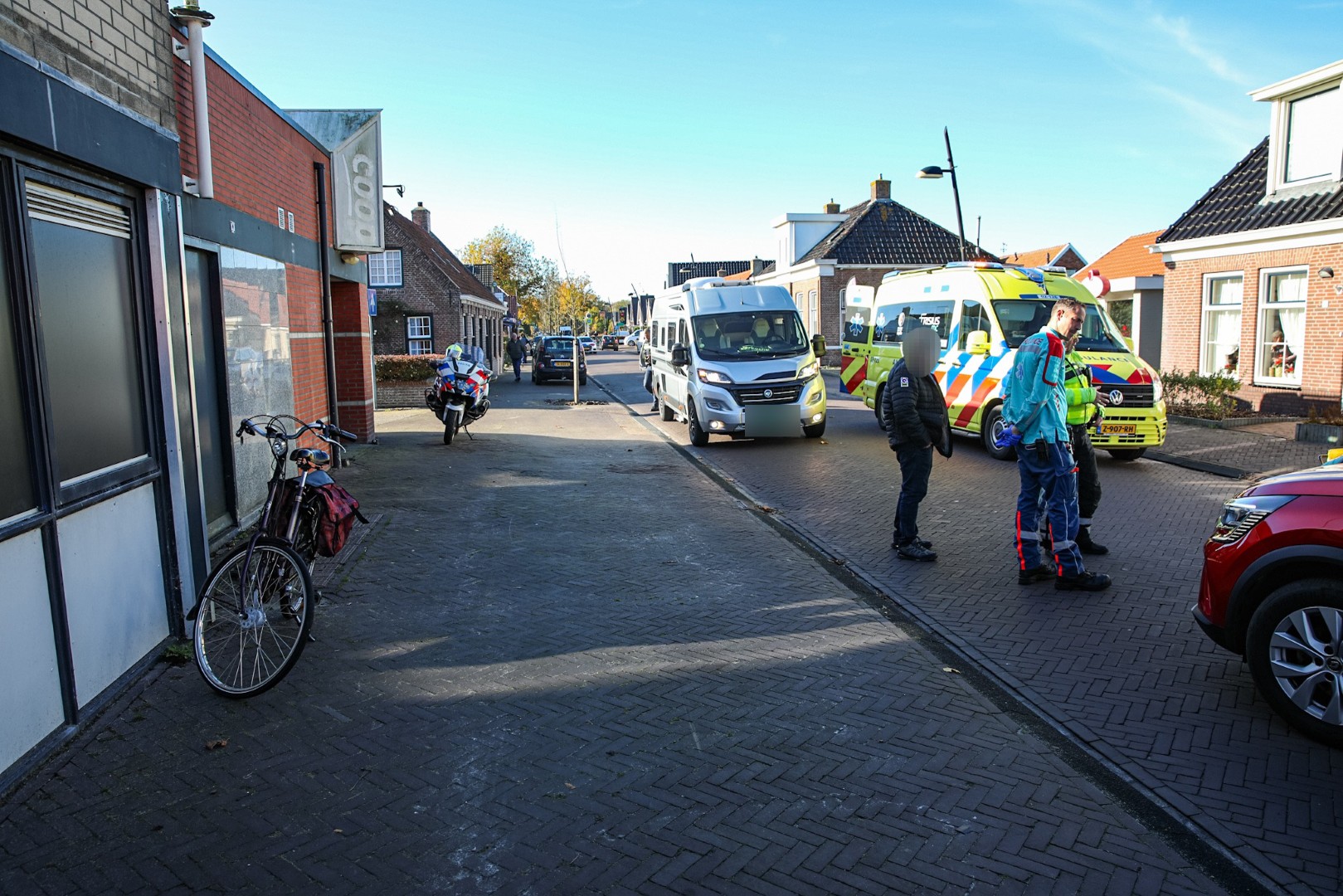 Oudere vrouw gewond bij aanrijding tussen auto en fiets