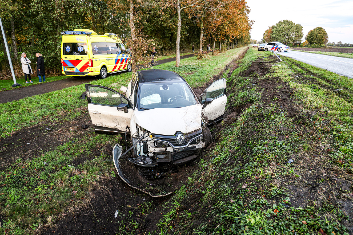 Auto beland in greppel na botsing met lantaarnpaal
