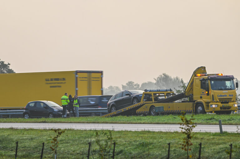 File op snelweg na kop-staartbotsing