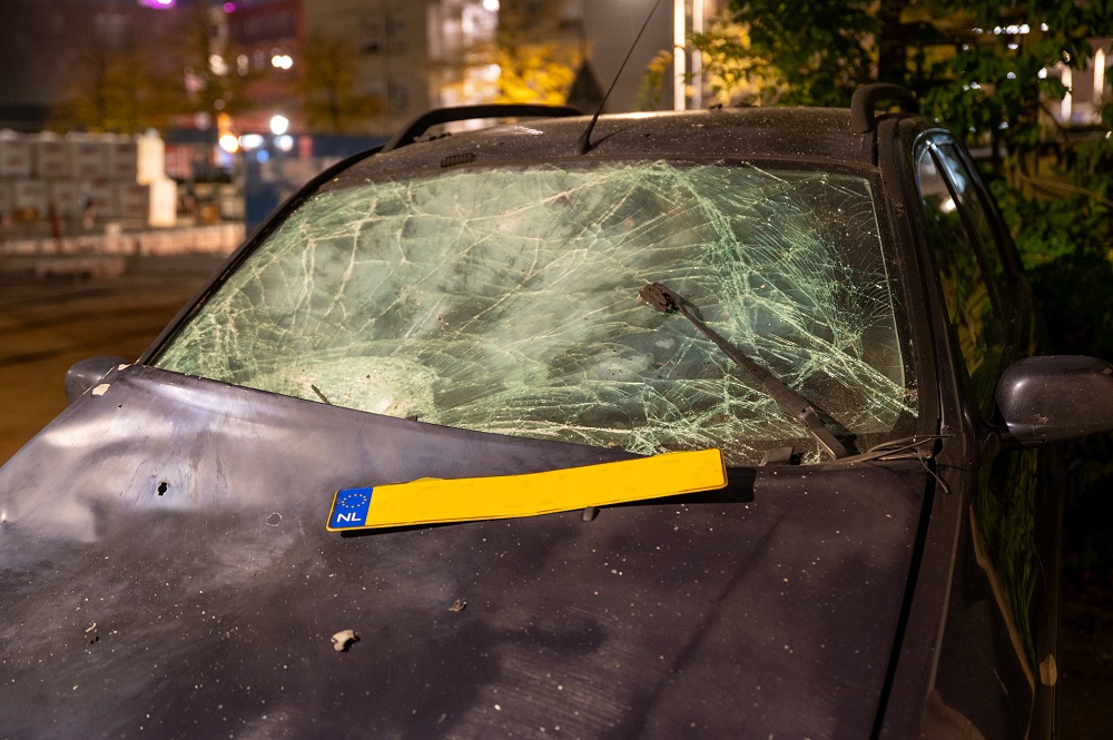 Geparkeerde auto verwoest door explosie