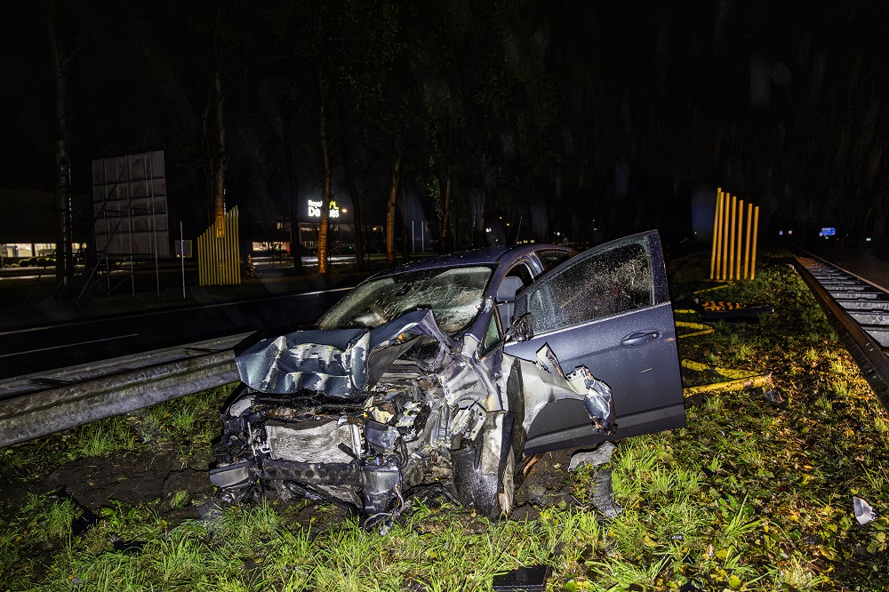 Spookrijder crasht op snelweg, bestuurder gewond