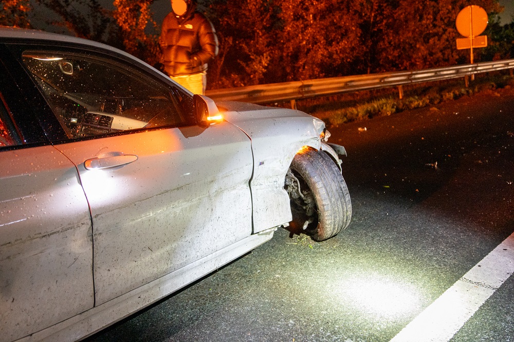 Auto botst tegen vangrail, bestuurder met schrik vrij