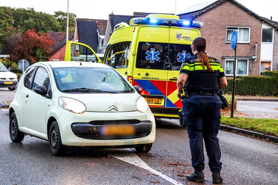 Jongen op E-bike gewond na aanrijding met auto