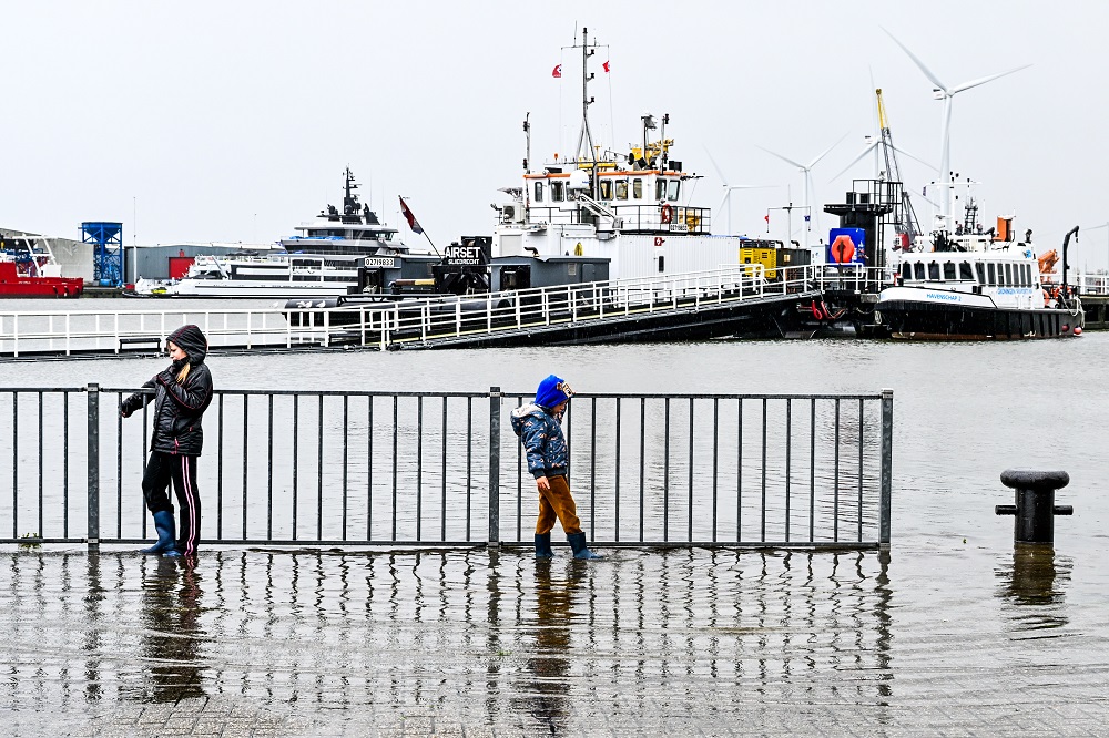 Kade Delfzijl onder water door hoge waterstand
