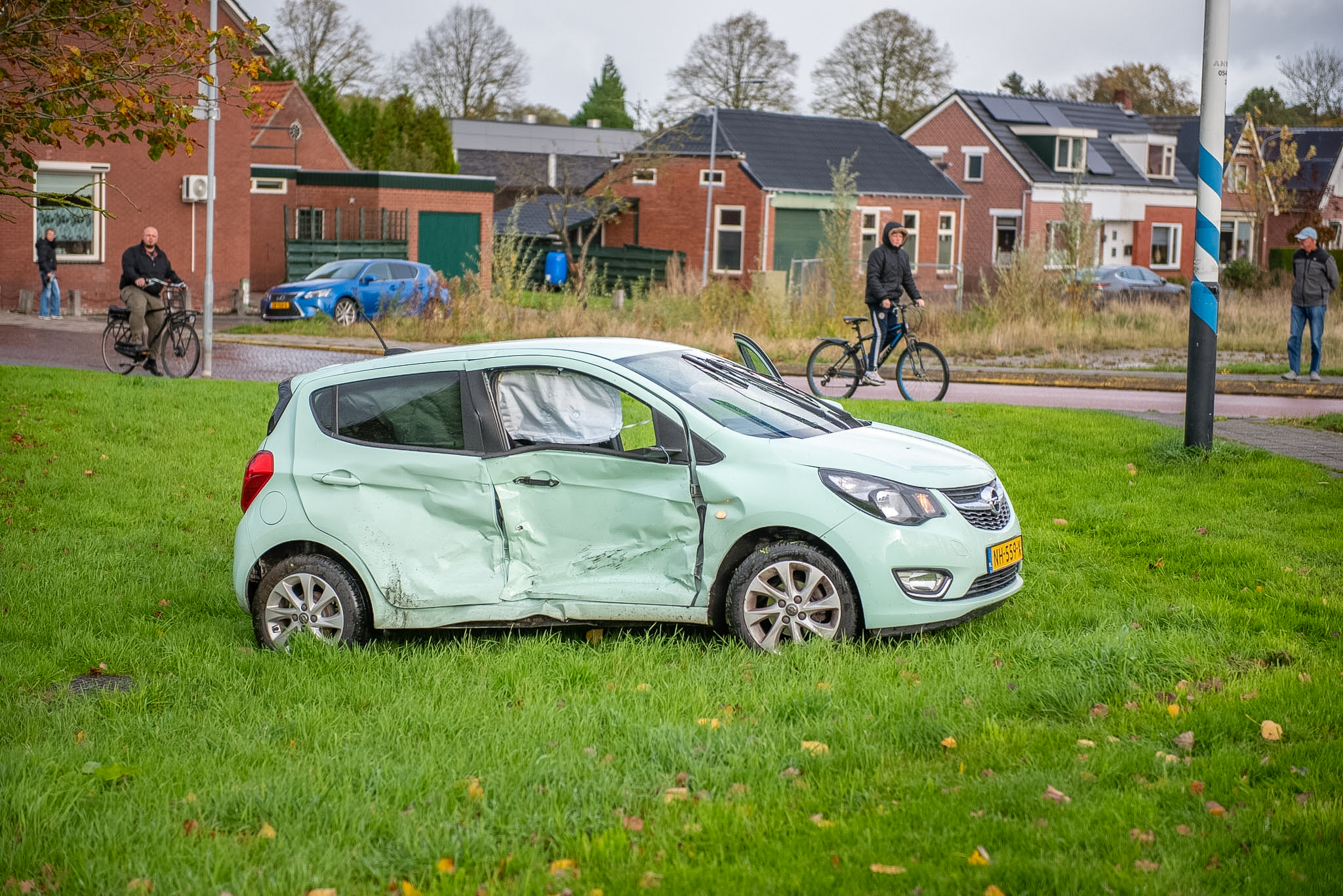 Man en kind gecontroleerd na botsing tussen twee auto’s op kruising