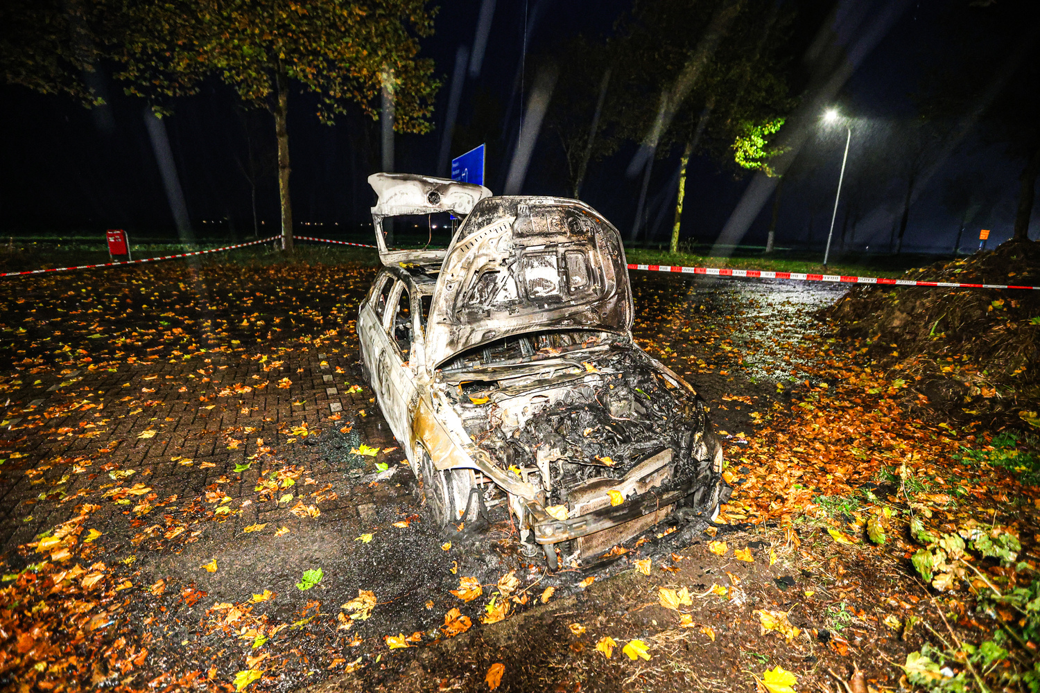 Geparkeerde auto uitgebrand op carpoolplaats, politie onderzoekt brandstichting