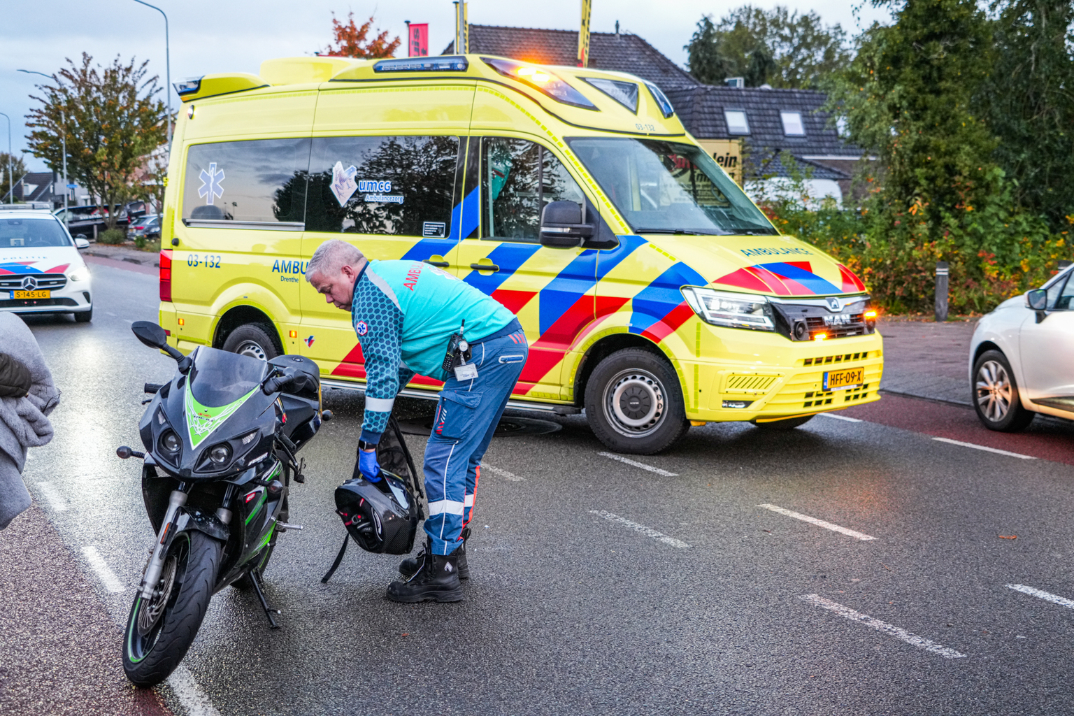 Motorrijder onderuit en gewond naar ziekenhuis