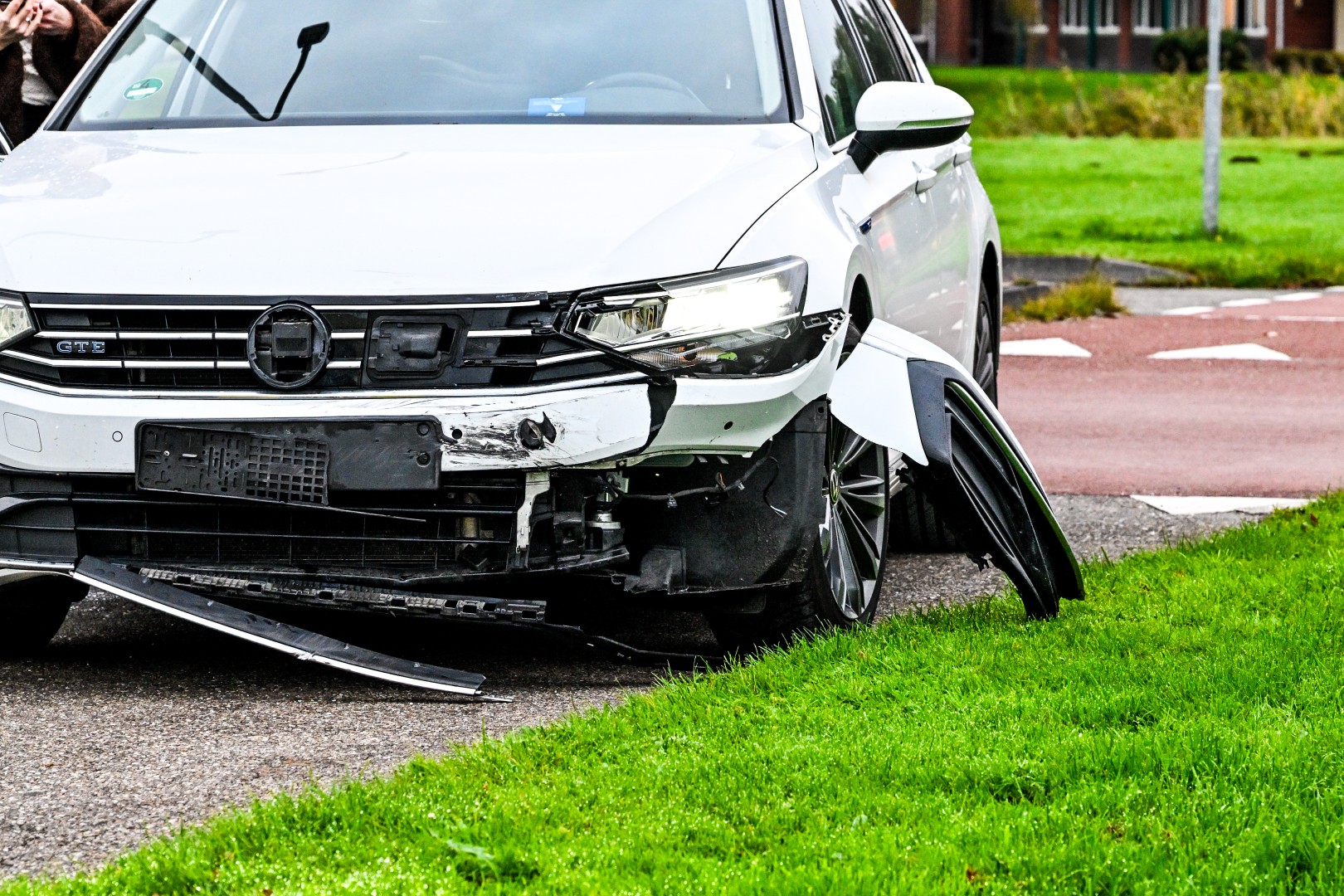 Botsing tussen twee voertuigen, weg tijdelijk afgesloten