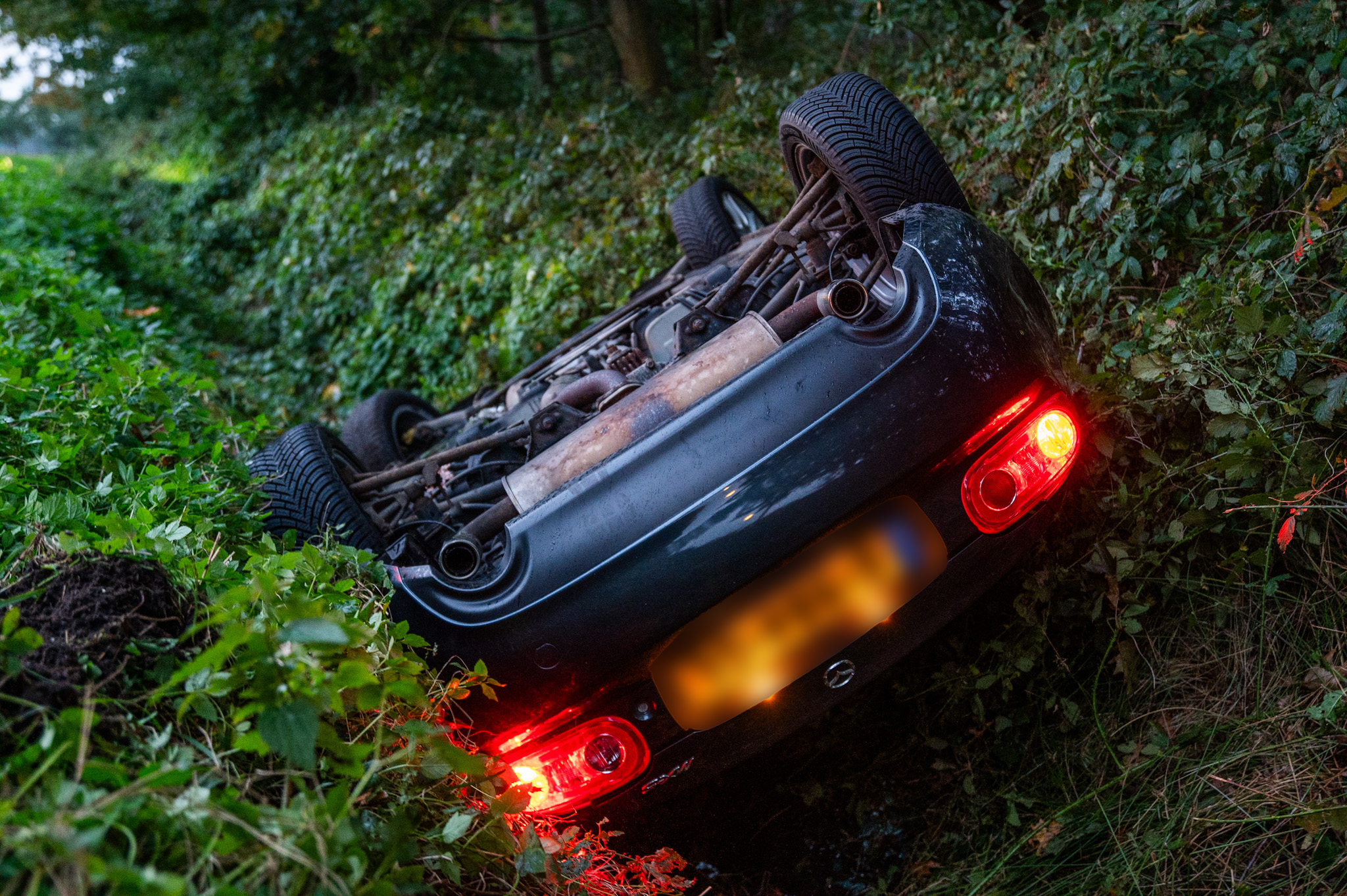 Bestuurder verlaat voertuig na te water raken