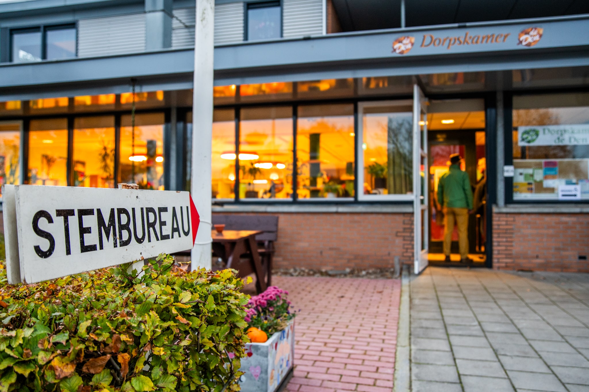 Hoge opkomst bij stembureaus, drukte in meerdere dorpen