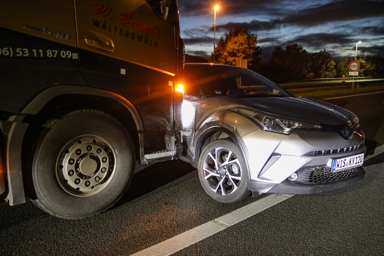 Vrachtwagen ramt auto op de snelweg