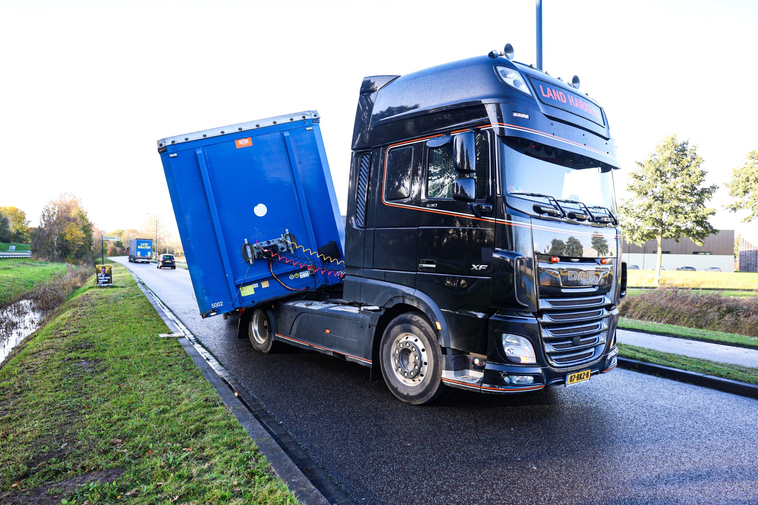 Trailer schiet van vrachtwagen