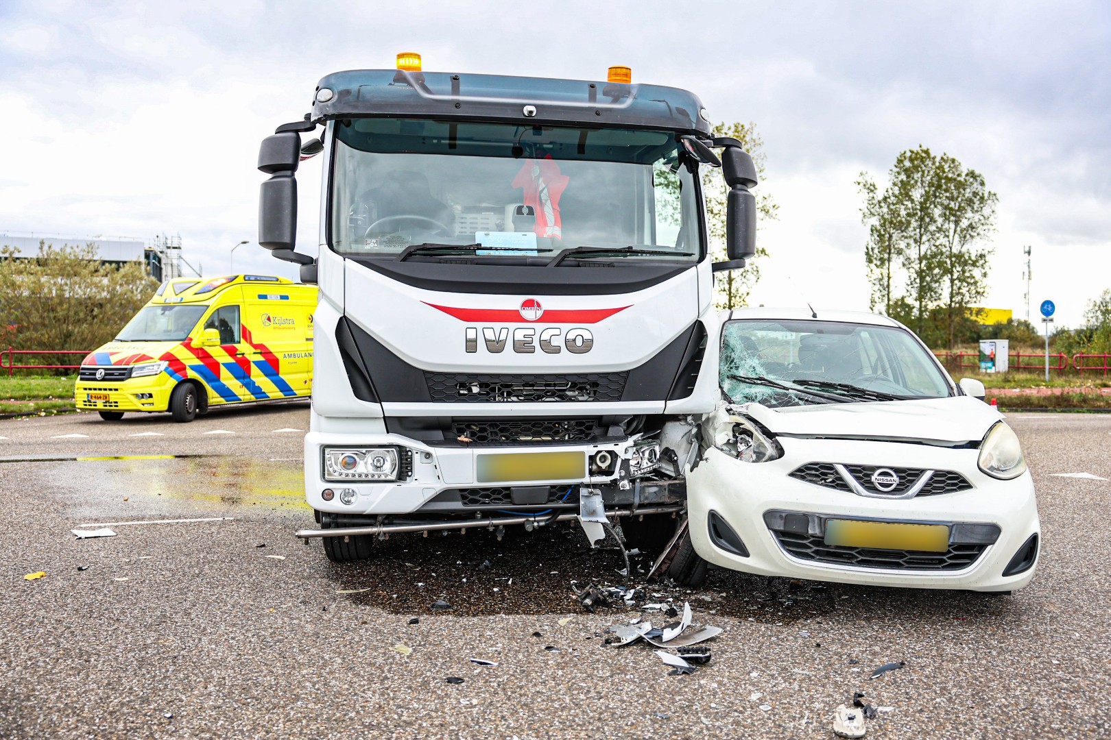 Bestuurder gewond na botsing tussen auto en vrachtwagen