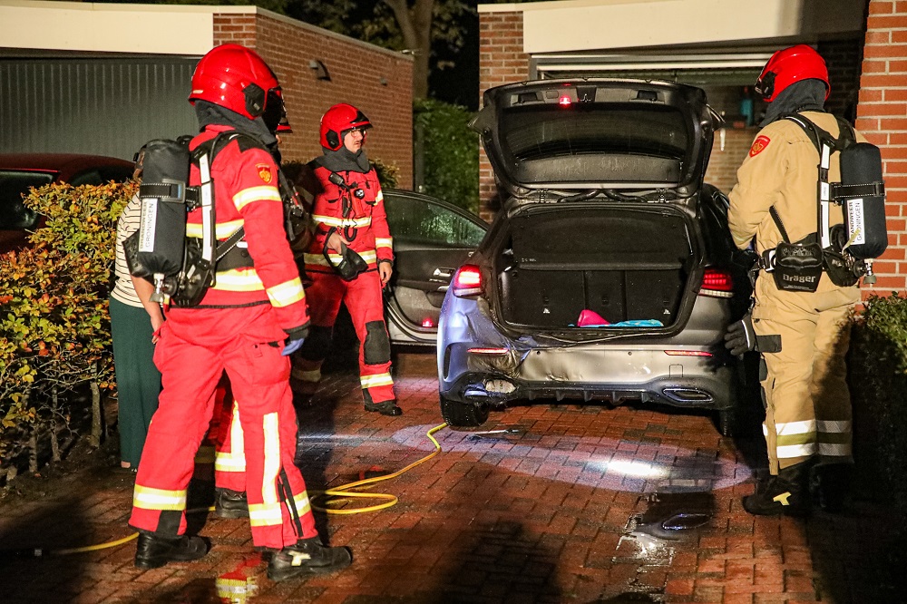 Politie doet onderzoek naar brandstichting bij auto