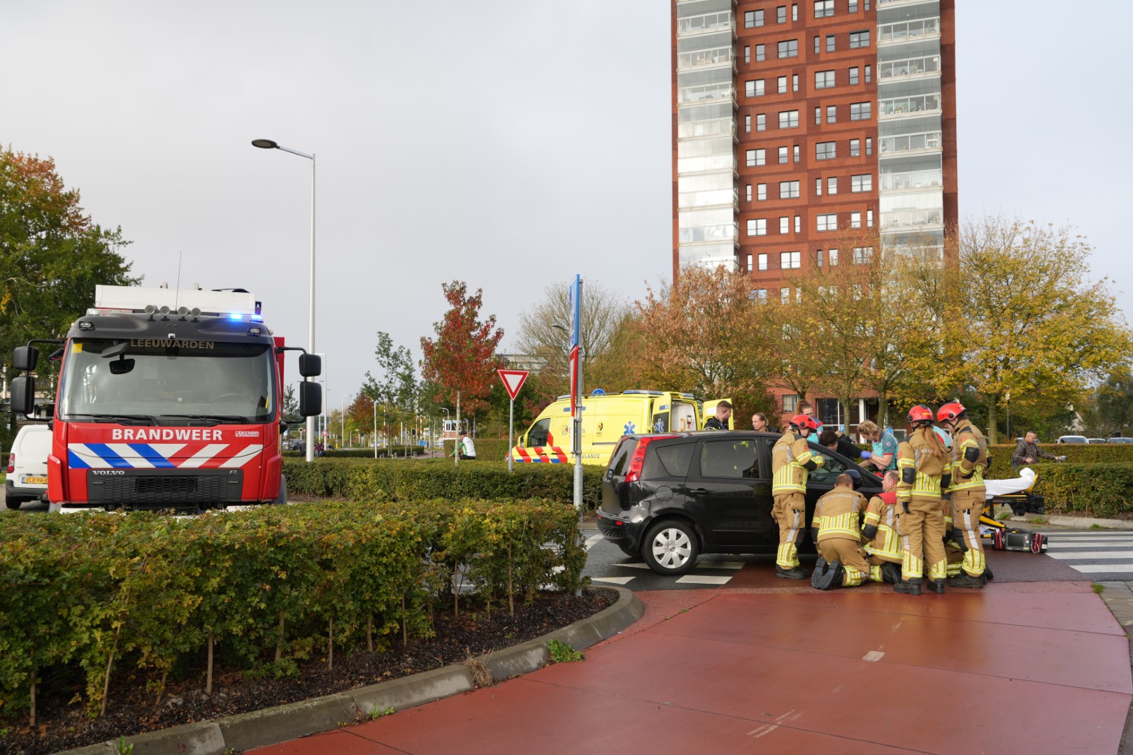 Fietser raakt met hand bekneld tussen autodeur na aanrijding