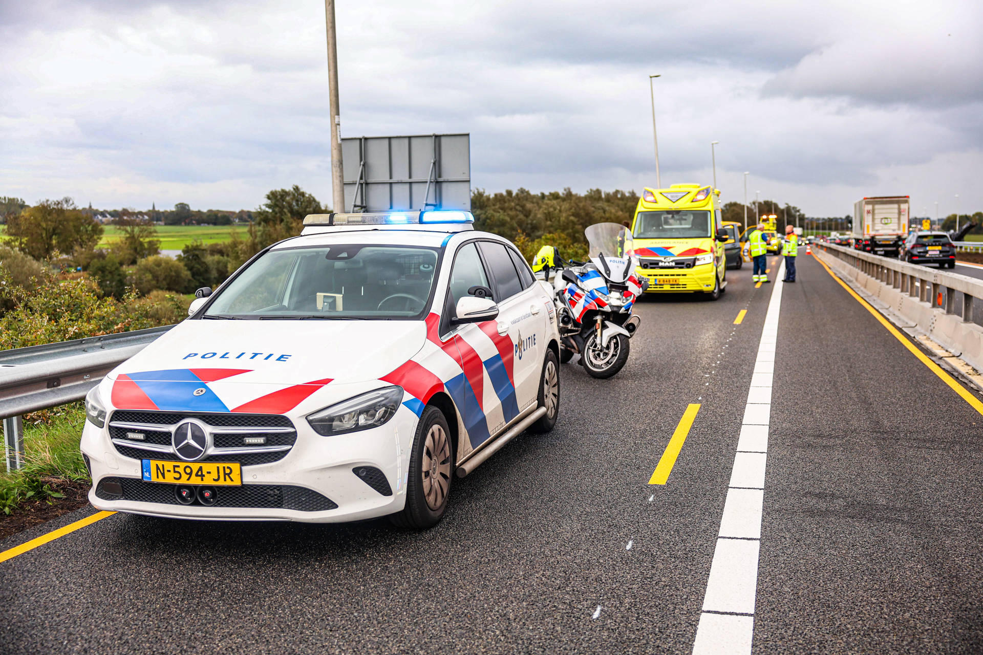 Eén gewonde bij aanrijding tussen vrachtwagen en bus