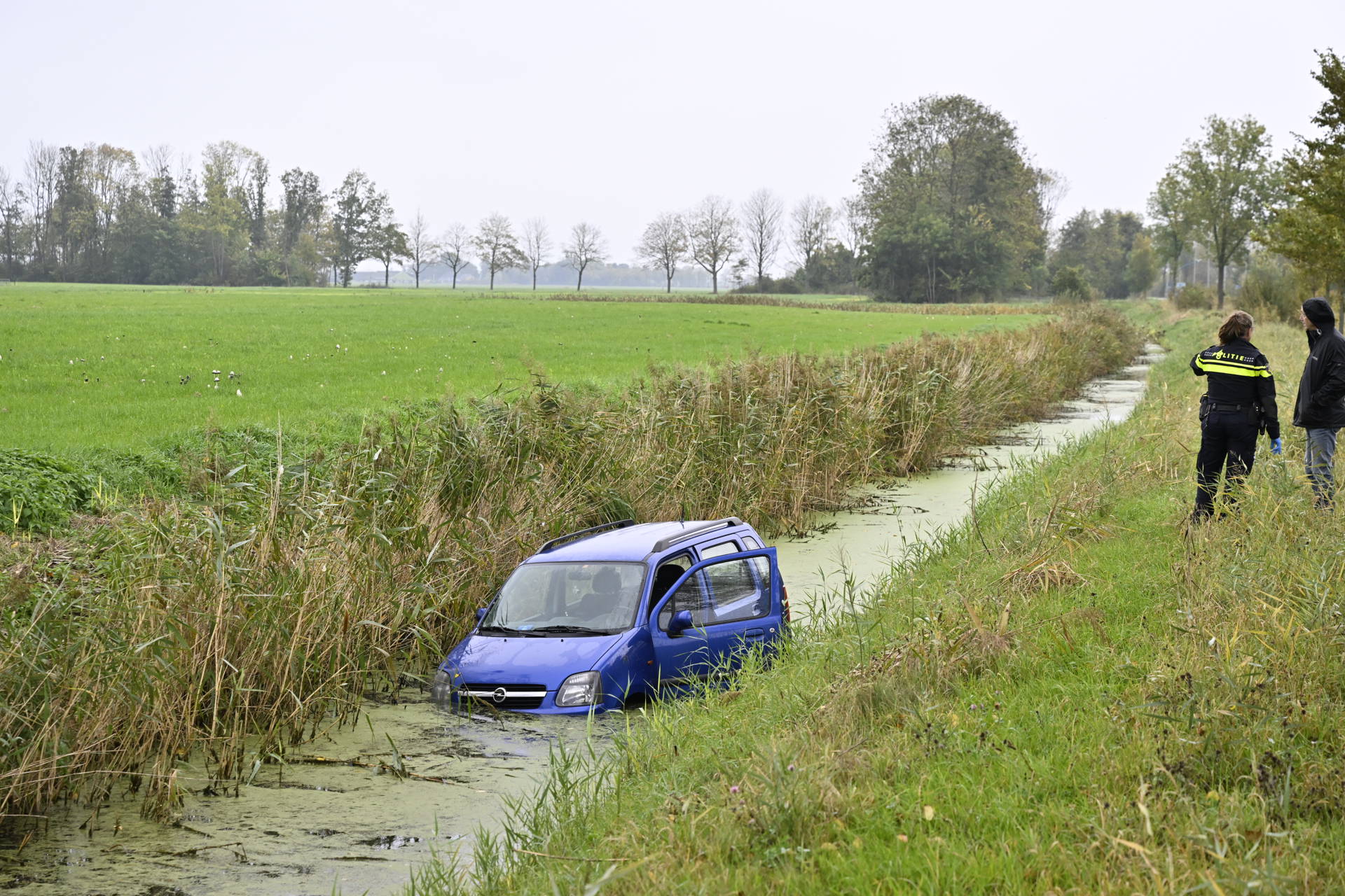 Automobilist raakt van weg en belandt in sloot, omstanders schieten te hulp