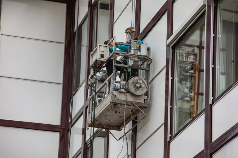 Persoon bevrijd uit vastgelopen gevellift bij ziekenhuis