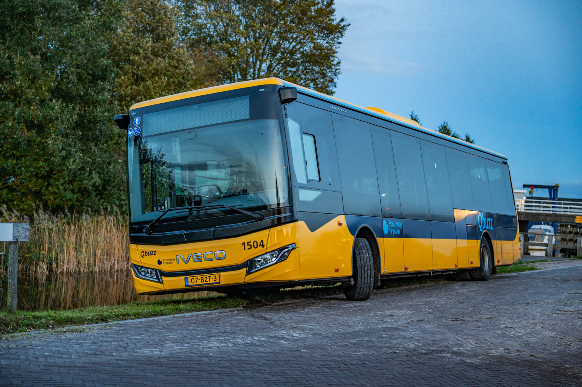 Bus met tien passagiers vast in berm na navigatiefout chauffeur