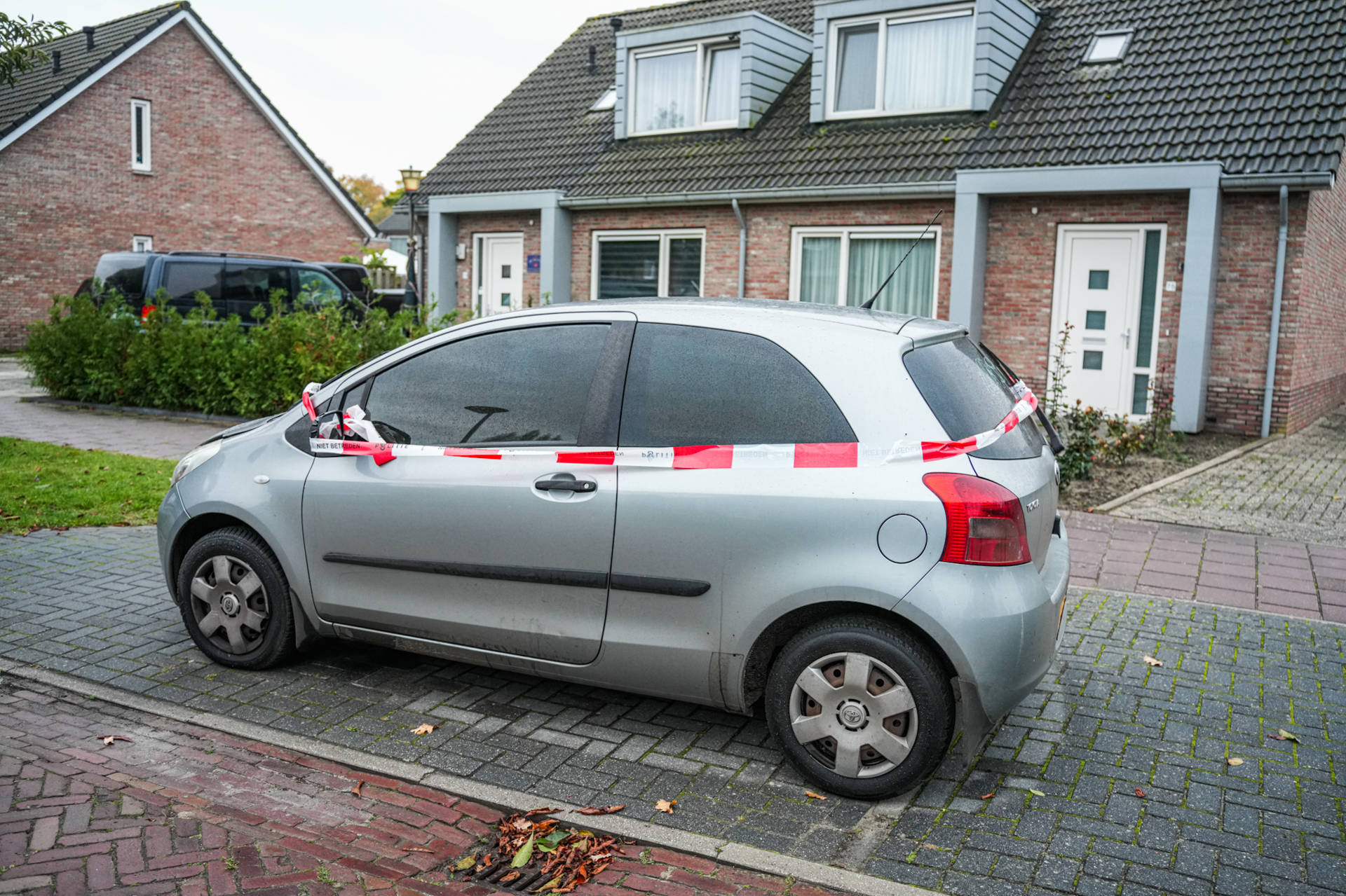 Auto vliegt in brand na harde knal