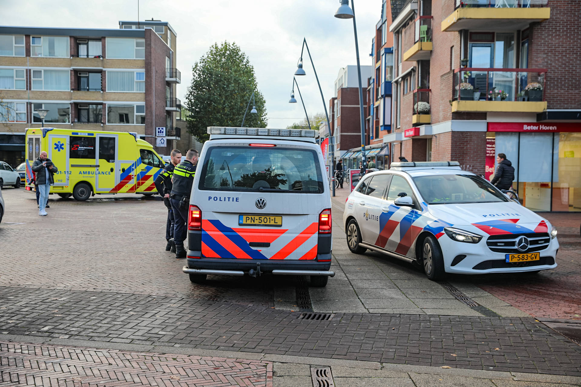 Medewerkster winkel beroofd bij achteruitgang, dader voortvluchtig