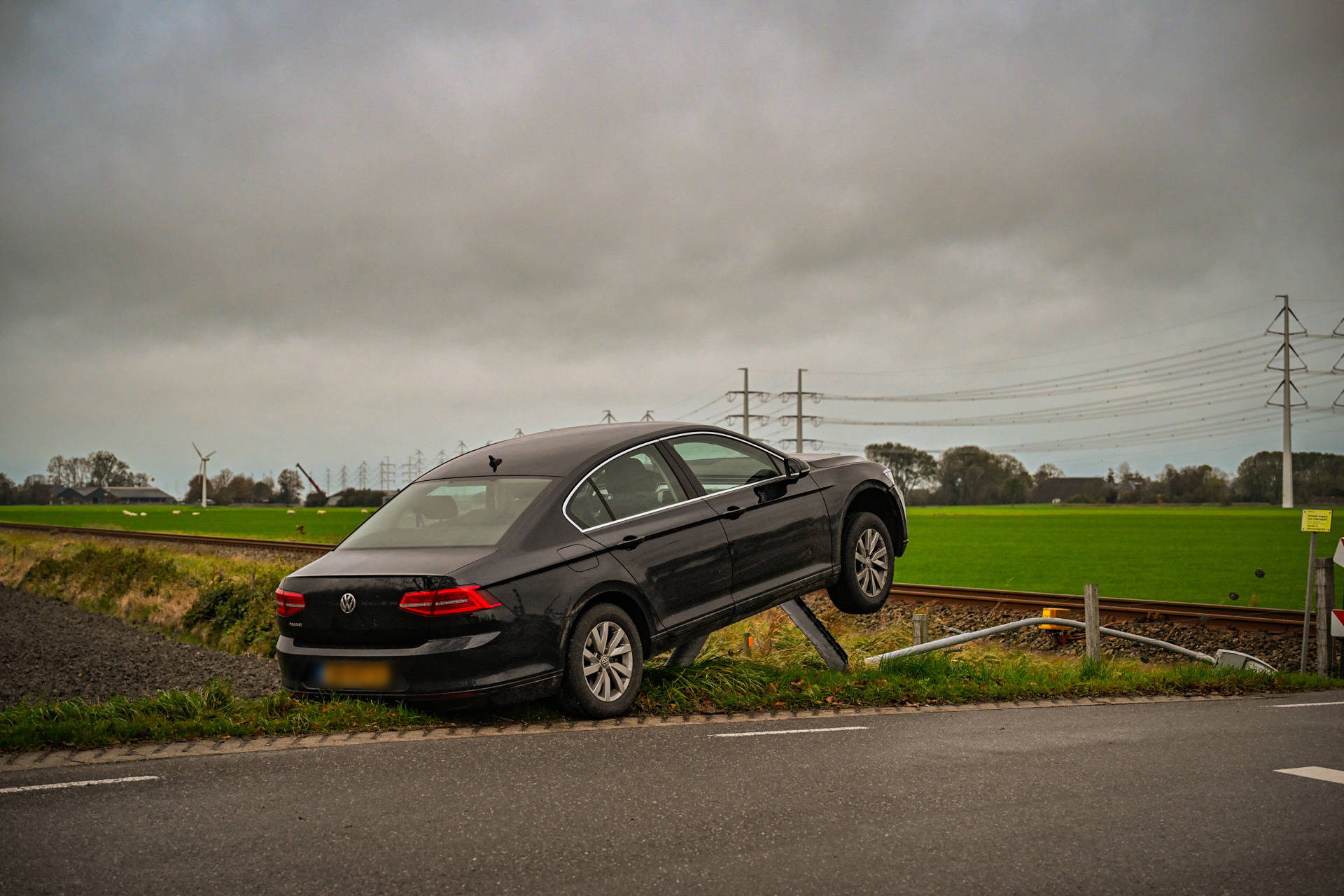Bestuurder rijdt tegen lantaarnpaal en spoorbord, vlucht na ongeluk