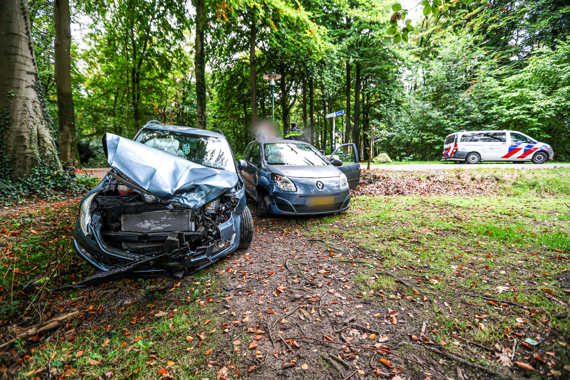 Twee auto’s belanden in greppel na botsing op kruispunt