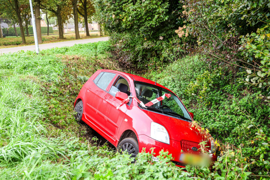 Auto aangetroffen in sloot, bestuurder spoorloos