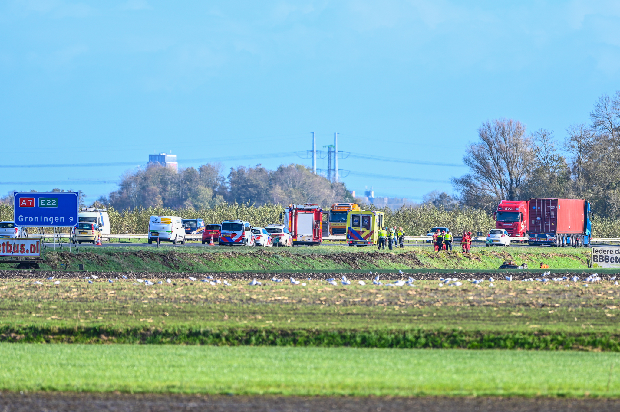 Auto slaat over de kop en belandt in sloot langs snelweg