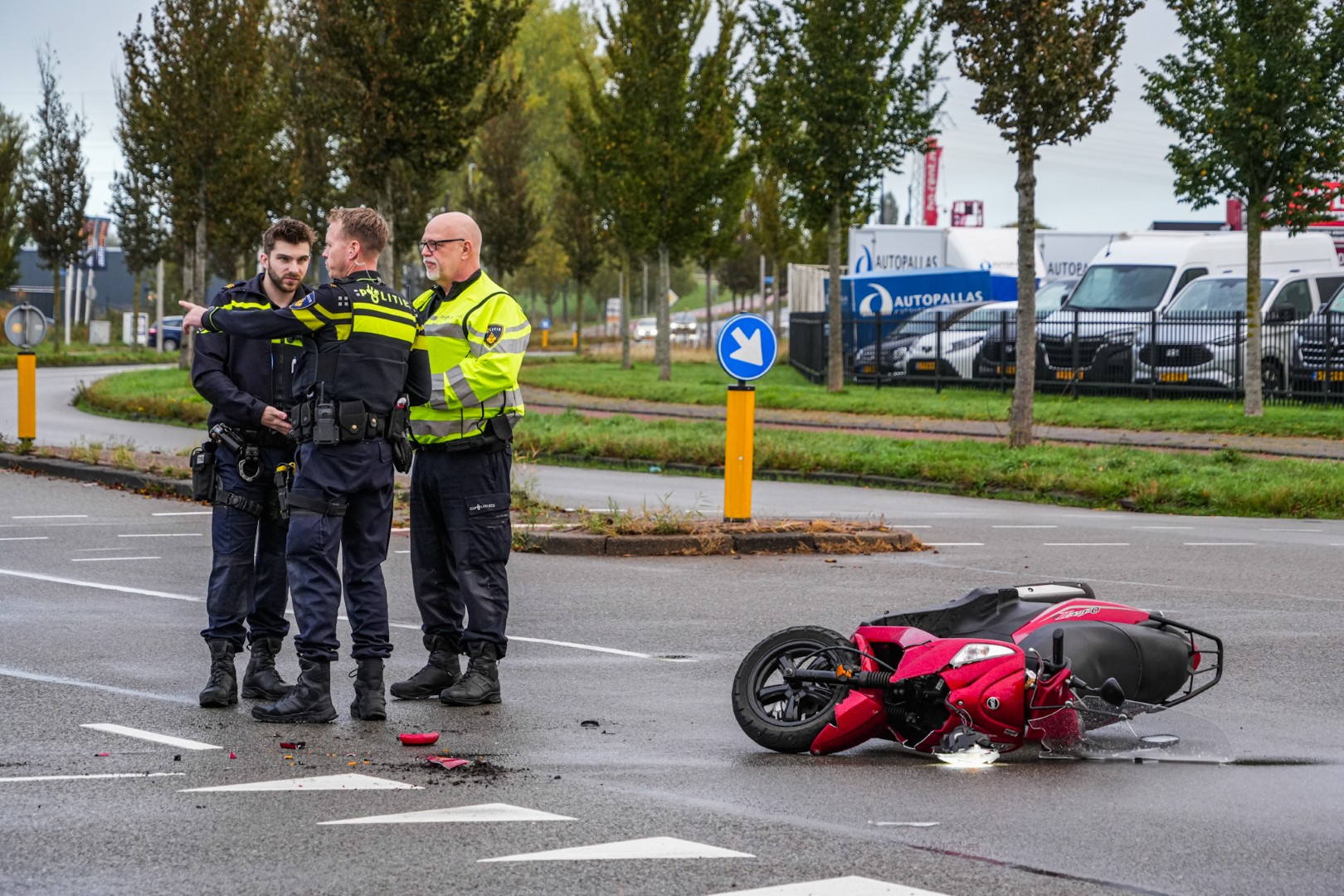 Brommerrijder gewond bij aanrijding met taxi op kruising