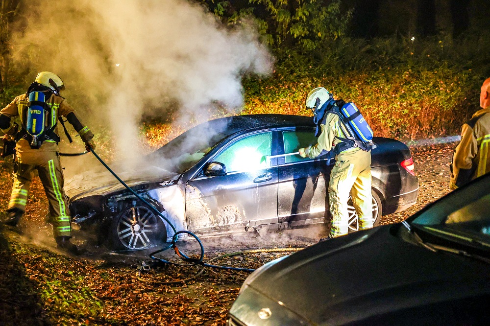 Brandweer blust autobrand, politie onderzoekt brandstichting
