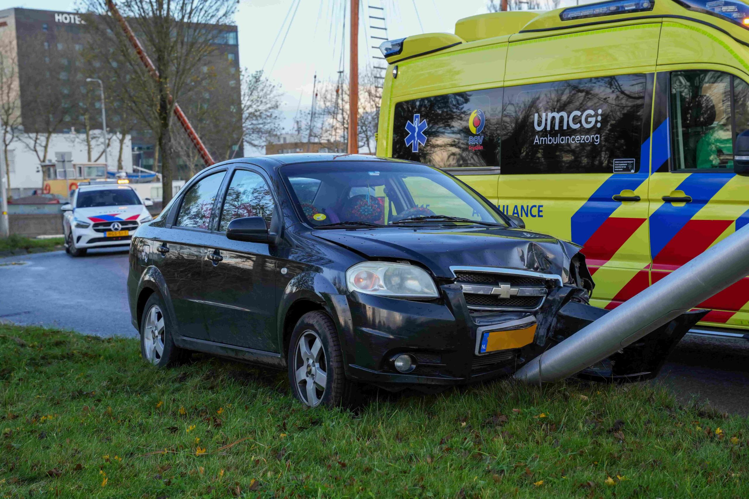 Auto rijdt tegen lantaarnpaal