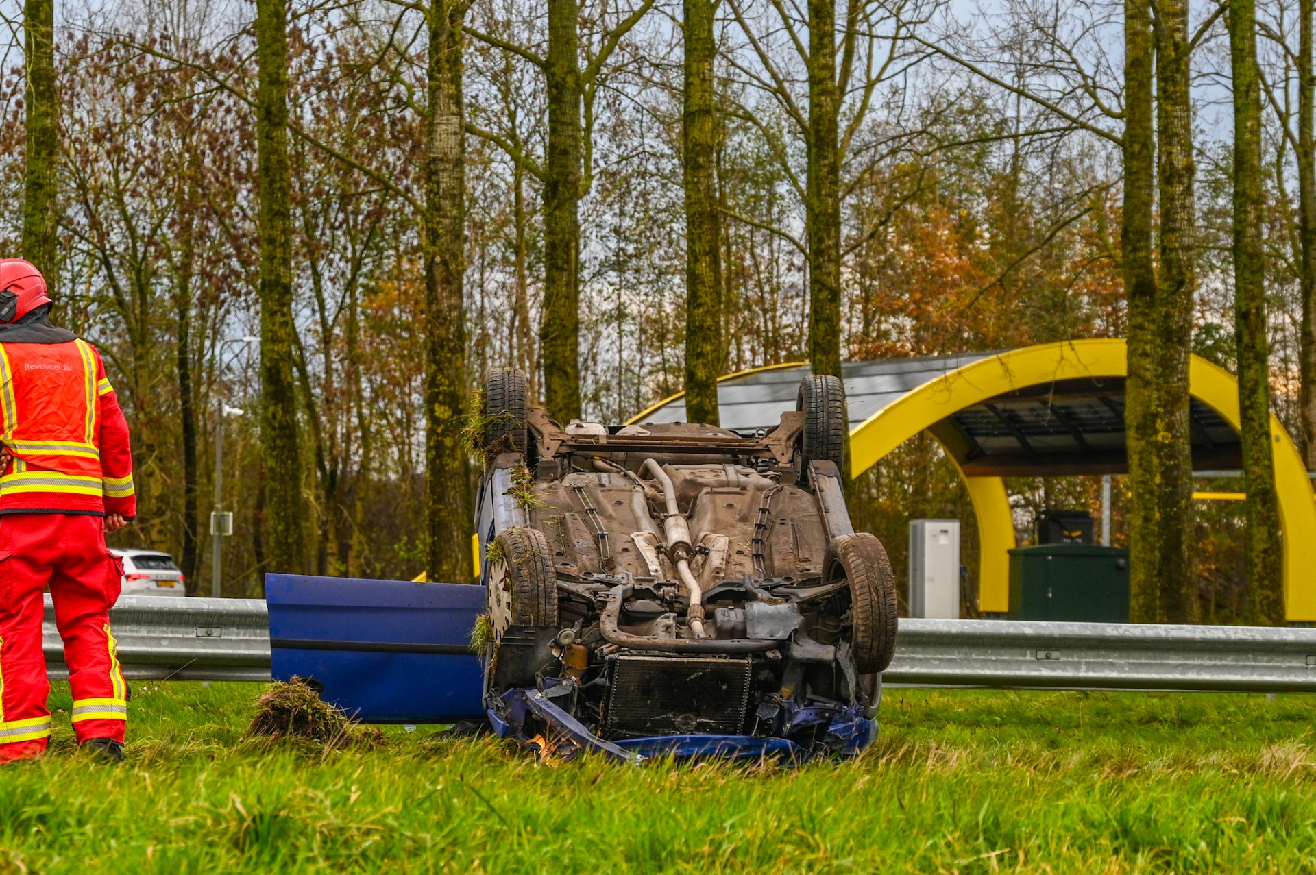 Auto slaat over de kop op snelweg