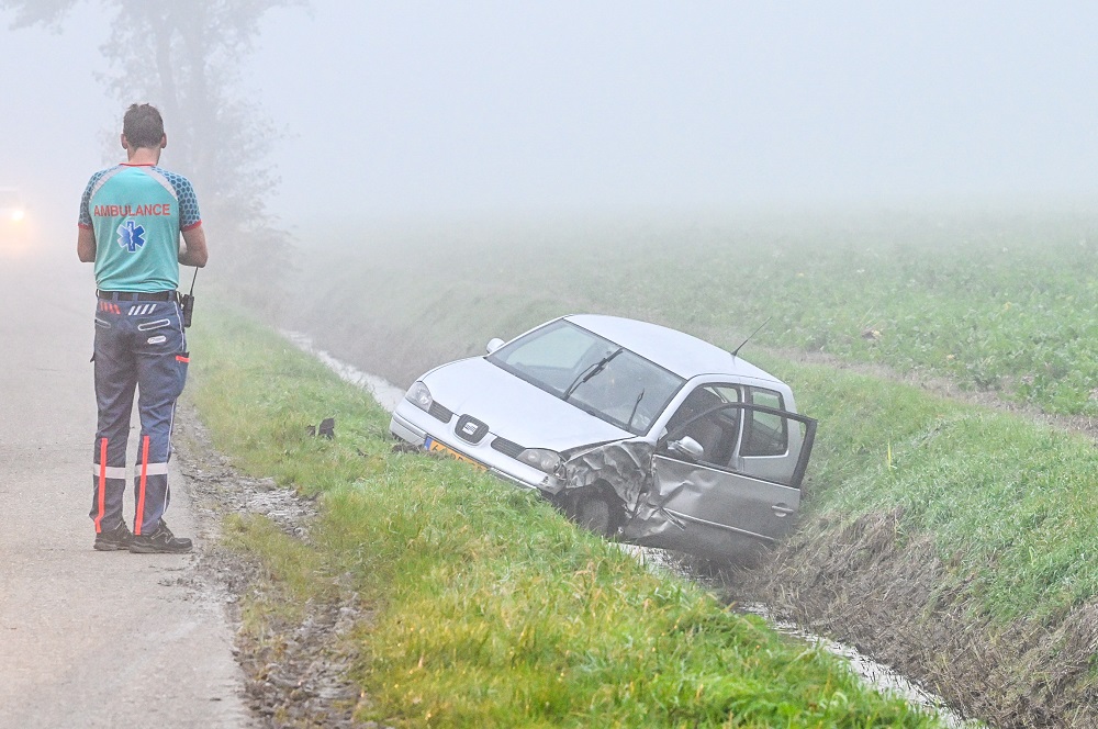 Auto belandt in sloot na botsing met tractor
