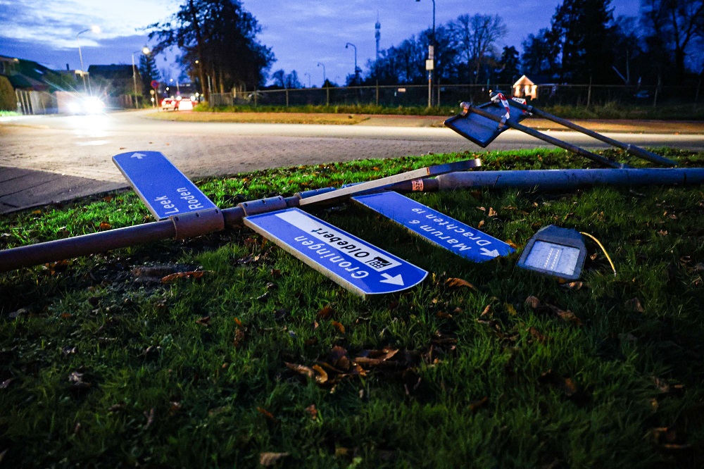 Bestelbus rijdt in bocht rechtsdoor en ramt verkeersborden