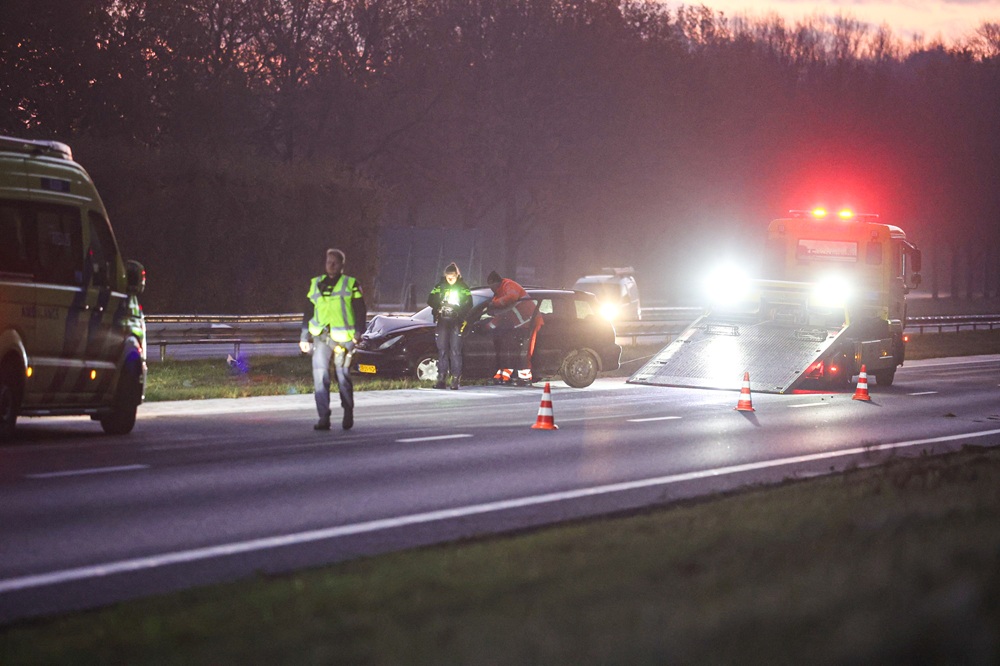 Automobilist botst tegen vangrail en raakt gewond