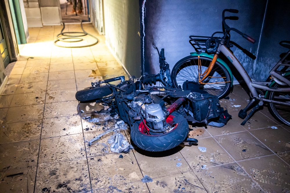 Scooterbrand zorgt voor veel schade in portiek
