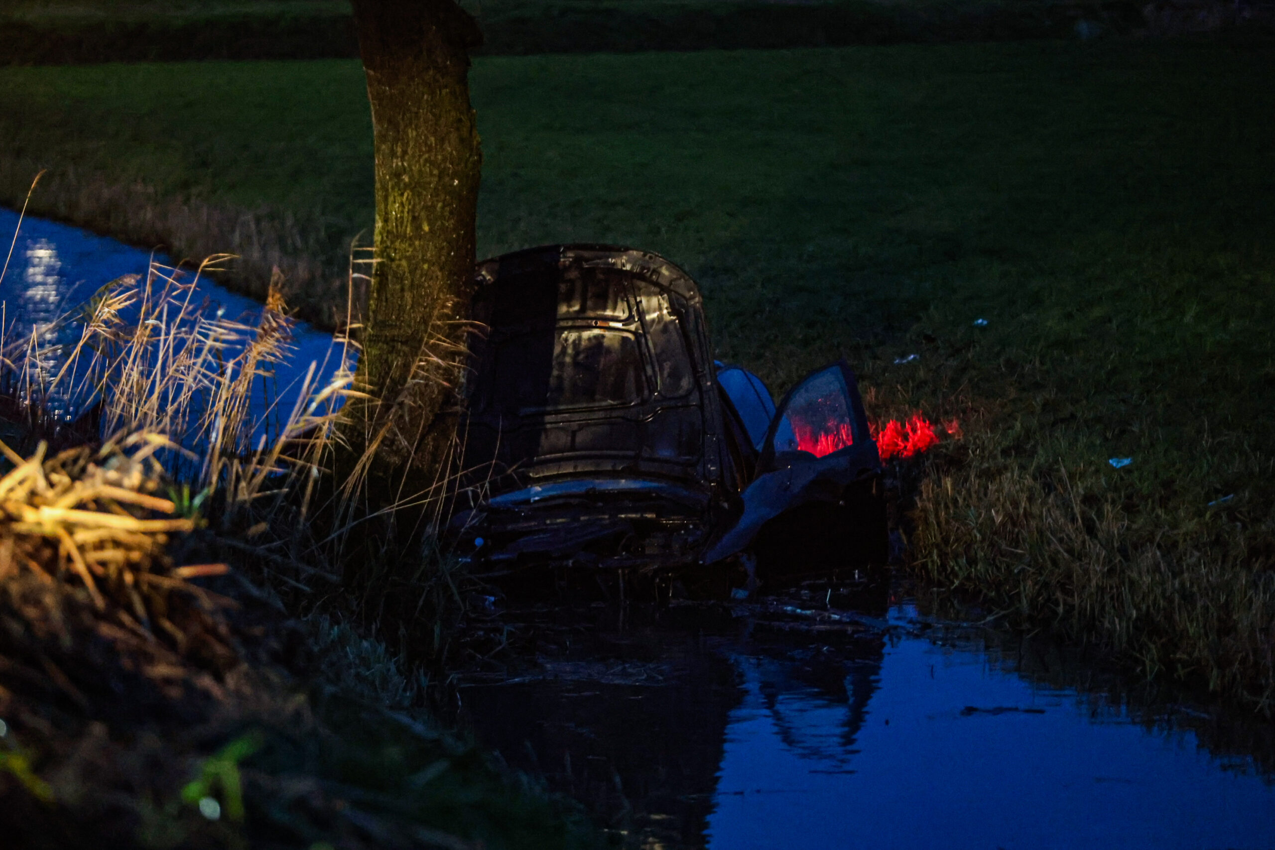 Auto belandt in sloot na botsing