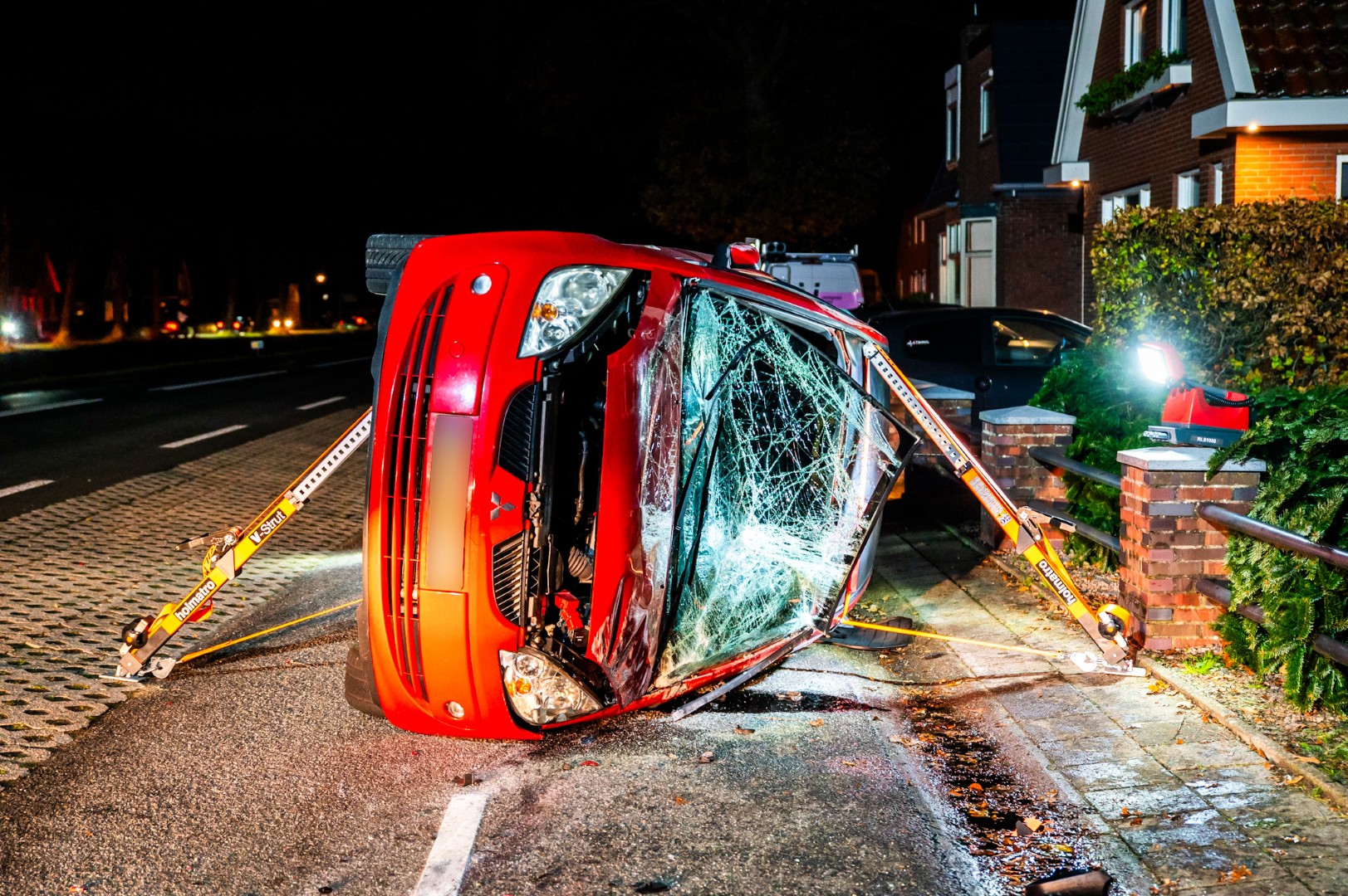 Voertuig belandt op zijkant op fietspad, bestuurder gewond
