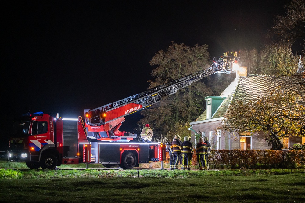 Schoorsteenbrand, woningeigenaar rijdt bijna agent aan