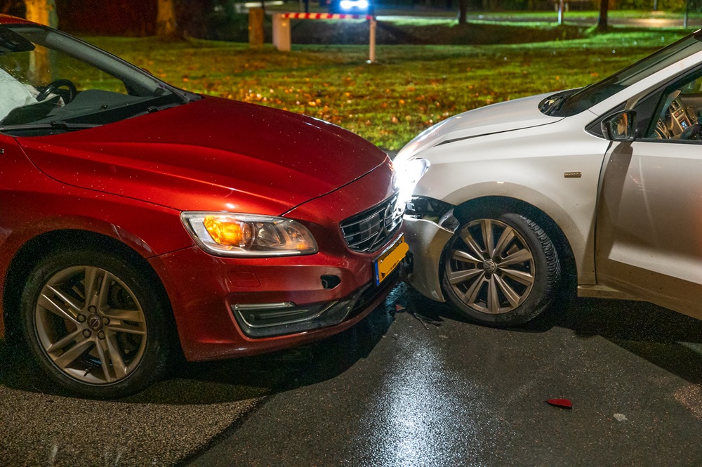 Twee auto’s beschadigd door botsing