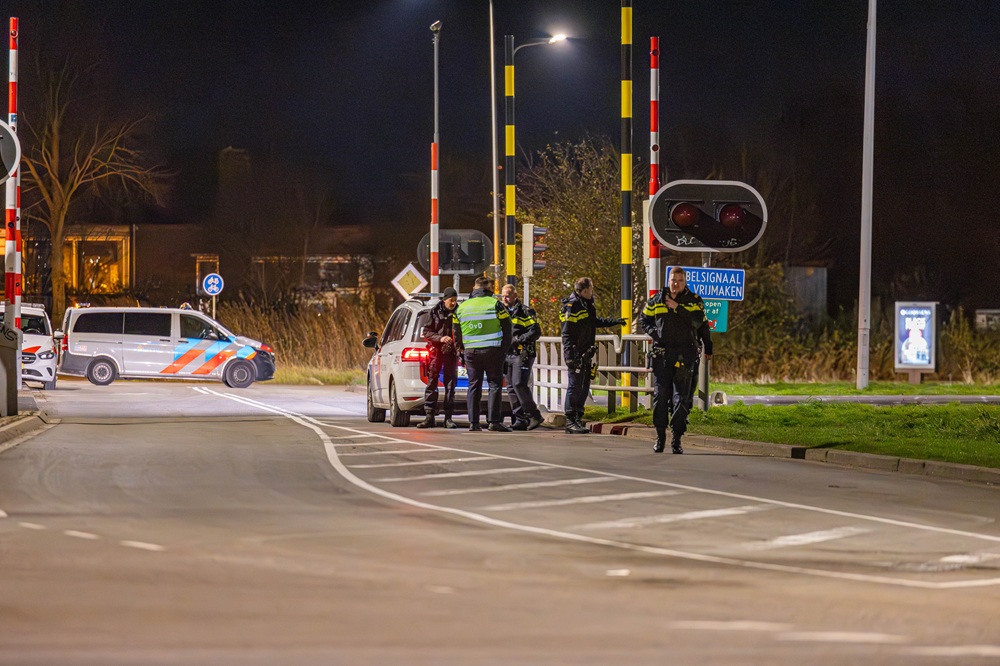 Persoon uit water gered en met spoed naar ziekenhuis vervoerd